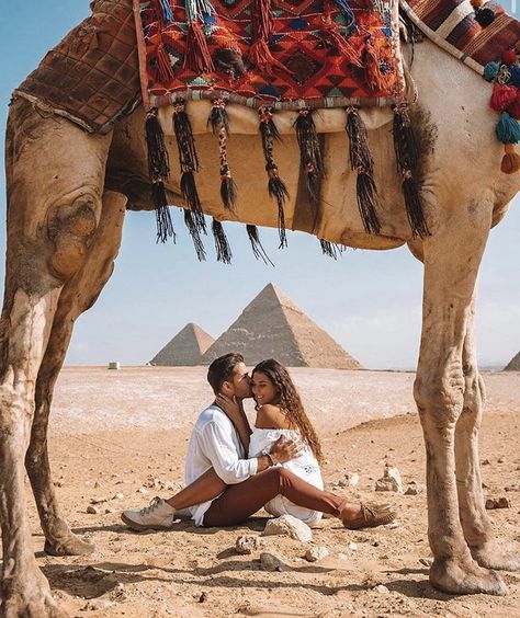 Egypt Outfits, Desert Photoshoot Ideas, Egypt Aesthetic, Travel Egypt, Desert Photoshoot, Power Couples, Dubai Vacation, Great Pyramid Of Giza, Egypt Tours