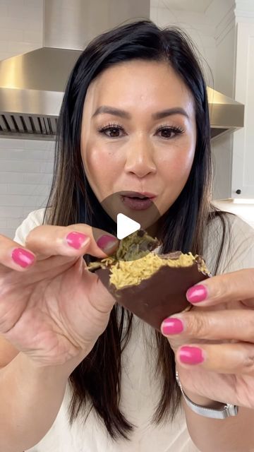 My Nguyen on Instagram: "Save this recipe for the viral Pistachio Chocolate Bar! Melt 4 bars of semi-sweet chocolate which is 12 ounces, toast about 1 1/2 cups of knafeh in 2 tbsp of butter and mix in one 6.7 ounce jar of pistachio cream. Coat the silicone molds with one layer of melted chocolate, refrigerate for 10 minutes to set, add layer of pistachio mixture and top with a layer of melted chocolate. Place refrigerator for an hour and eat. #pistachiochocolate #chocolatebar #homemadechocolate #dessertrecipe #easyrecipe" Knafeh Chocolate Bar, Pistachio Chocolate Bar, Insane Desserts, Pistachio Bars, Fantastic Fudge, Homemade Candy Bars, Chocolate Bar Recipe, Pistachio Chocolate, Chocolate Candy Recipes