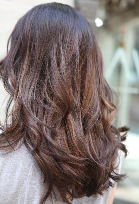 ombré hair marron, ombrage cheveux très léger, couleur chatain foncé, mèches éclaircies Sombre Hair Color, Hair Color Flamboyage, Balayage Hair Blonde Short, Balayage Hair Grey, Balayage Hair Blonde Medium, Hair Lights, Balayage Hair Blonde Long, Balayage Hair Tutorial, Balayage Hair Ash