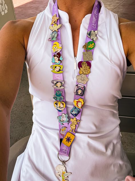 Disney Pin Trading Lanyard, Disney Pin Aesthetic, Lanyard With Pins, Disney Lanyard Pins, Lanyard Outfit, Disney Pin Lanyard, Disney Pin Board, Ruby Core, Lanyard Aesthetic