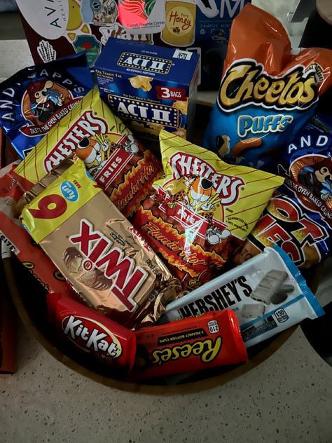 Snack Basket Ideas For Boyfriend, Snack Basket Aesthetic, Snacks And Candy, Dollar Tree Movie Night Basket, Snacks Basket Gift, Snacks Aesthetic Night, Snack Basket For Boyfriend, Cute Snack Basket, Movie Snacks Ideas