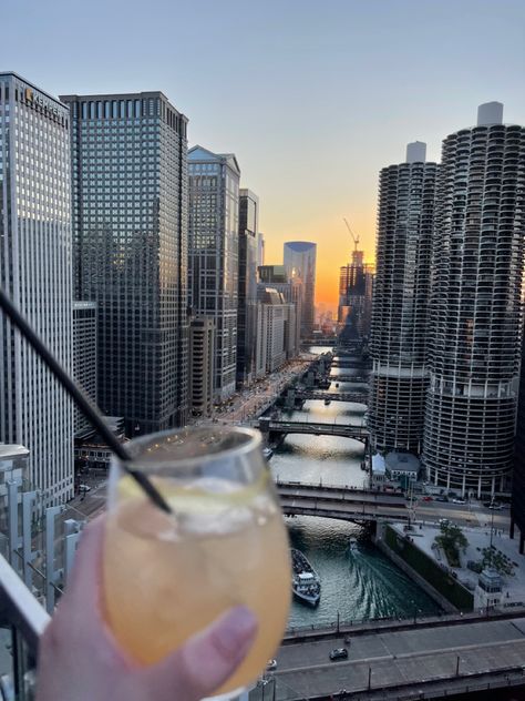 Rooftop bar in Chicago. Best sunset spot. Chicago Rooftop Bar, London House Chicago, Chicago Visit, Chicago Rooftop, Sunset Rooftop, Hotels In Chicago, Chicago Luxury, Travel Girl, Michigan Avenue