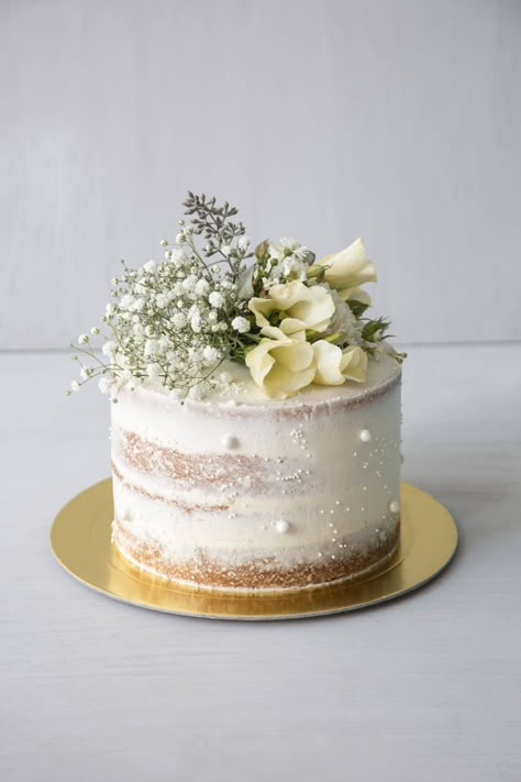 Naked Cake Vanille Fraise Cake With Pearls And Flowers, White Cake With Pearls, Wedding Cake With Pearls, Cake With Pearls, White Layer Cake, Nude Cake, Pearls And Flowers, Flower Cake Design, Alcohol Cake