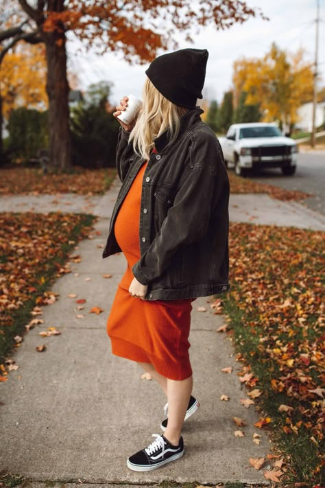 Crop Sweater Maternity Outfit, Rock Maternity Outfits, 2nd Trimester Maternity Outfits, Maternity Alternative Fashion, Fall Outfit Maternity, Indie Maternity Outfits, Pregnant Alternative Style, Dark Academia Maternity Outfits, Maternity Outfits Alternative