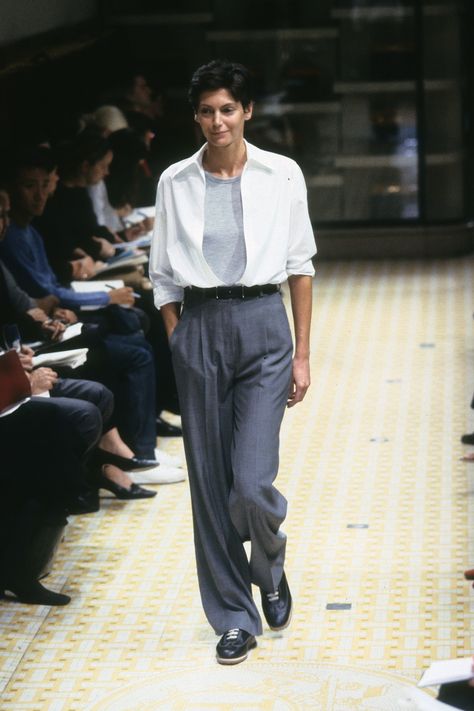 Hermès Spring 1999 Ready-to-Wear Collection Photos - Vogue 가을 패션, Looks Style, Minimal Fashion, 90s Fashion, White Shirt, Minimalist Fashion, Women's Style, Runway Fashion, Fashion Show