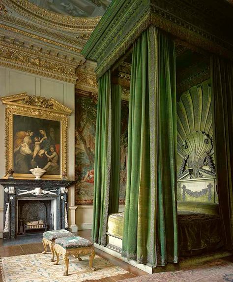 Castle Aesthetic Interior, Houghton Hall, Velvet Decor, Velvet Room, Castle Aesthetic, Russian Literature, Slytherin House, Bellatrix Lestrange, Slytherin Aesthetic