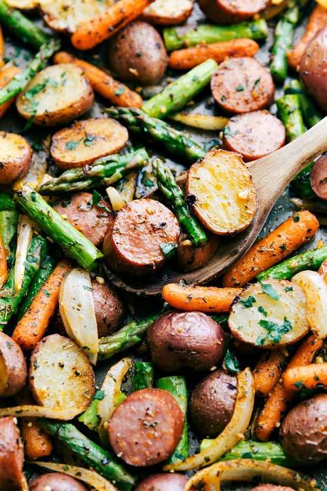 Roasted Garlic Potatoes, Asparagus Carrots, Potatoes Asparagus, Garlic Roasted Potatoes, Garlic Potatoes, Sheet Pan Meals, Pan Dinners, Asparagus Recipe, Pan Recipes