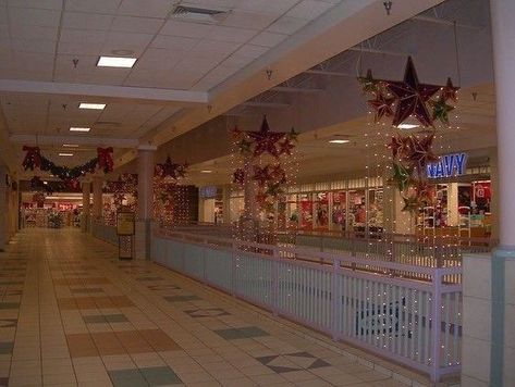 Liminal Space Christmas, Christmas Morning Nostalgia, Christmas Liminal Spaces, 2000s Christmas Nostalgia School, Christmas Aesthetic 2000s, Christmas Nostalgia Aesthetic, Christmas Mall Aesthetic, Liminal Christmas, Nostoligic Photos