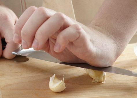 peeling garlic How To Crush Garlic Cloves, How To Peel Garlic, Chicken Thighs Dinner, Garlic Tool, Canned Spaghetti Sauce, How To Store Garlic, Garlic Presses, Garlic Peeler, Garlic Juice