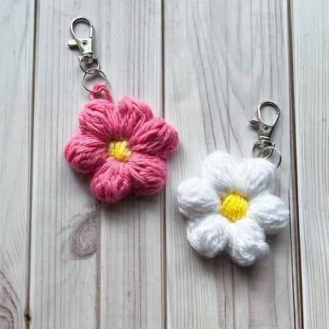 Crochet Flower Keychain Pattern Crochet Daisy Keychain Pattern Free, Crochet Key Chains Free Pattern Flower, Crochet Keychain Pattern Free Simple, Simple Crochet Keychain, Crochet Flower Keychain Pattern Free, Crochet Daisy Keychain, Flower Crochet Keychain, Mini Crochet Flowers, Crochet Flower Keychain