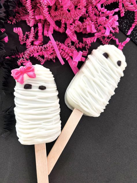 Halloween comes only once a year! Make it special with our cakesicles from The Sweet Life Bakery Ky. We've brought together the best of two worlds, cake and white chocolate, to make a delectable dessert to celebrate that special day. Each cakesicle is hand-rolled and dipped in melted white chocolate. Comes boxed, gift them to a friend for Halloween to show how much you care. Custom made-to-order for optimal freshness. Order now to guarantee availability. This listing is for eight Cakesicle Mummies Fall Cakesicles, Halloween Chocolate Covered Pretzels, Halloween Cakesicles, Chocolate Covered Pretzels Halloween, Dipped Treats, Party Favors Halloween, Halloween Foods, Halloween Things, Classroom Treats