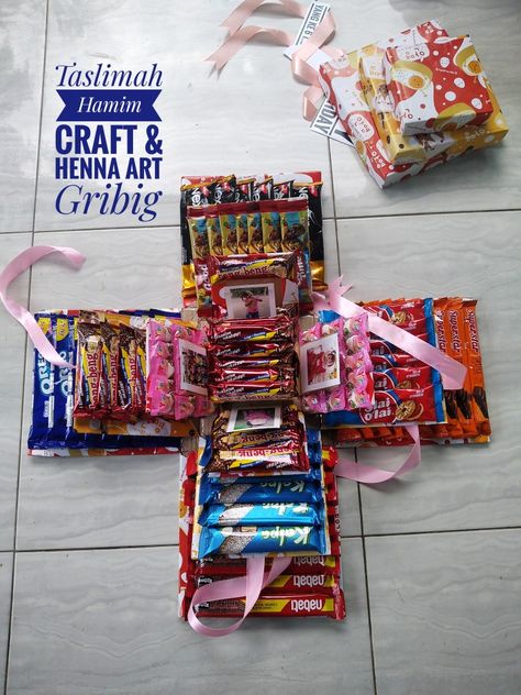 explosion gift box, kado ulang tahun anak, kado unik, gift Snack Box Gift Ulang Tahun, Box Kado, Diy Snacks, Random Pict, Simple Gift, Craft Day, Explosion Box, Snack Box, Simple Gifts