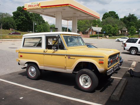 never get tired of old Bronco's! Ford Bronco Lifted, Surfer Life, Old Bronco, Yellow Truck, Auto Vintage, Auto Poster, Old Vintage Cars, Jeep Cj7, International Scout