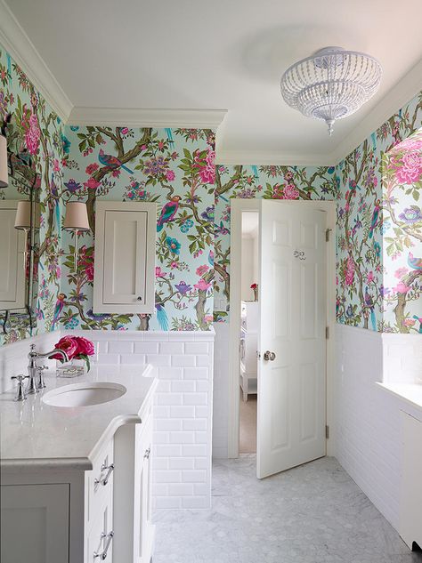 House of Turquoise: Shophouse Design Shabby Chic Design, Wallpaper Bathroom, House Of Turquoise, Bad Inspiration, Chic Bathrooms, Girls Bathroom, Bird Wallpaper, Design Del Prodotto, Bathroom Wallpaper