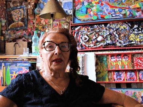 Danielle Jacqui est une artiste emblématique de l’art singulier, un mouvement issu de l’art brut. Depuis 1985, elle transforme sa maison de Roquevaire en véritable musée habité. Petite visite guidée en vidéo. Danielle Jacqui a emménagé en 1985 dans sa maison de Roquevaire avec son mari. Artiste “entière”, voilà 33 ans qu’elle transforme son lieu de … Art Brut, Provence, Transformers, The Outsiders, Art