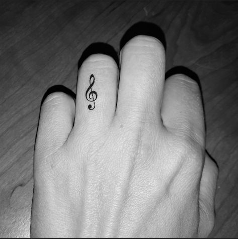 Tattoo Nota Musical, Ukulele Tattoo, Violin Tattoo, Notes Tattoo, Treble Clef Tattoo, Music Notes Tattoo, Key Tattoo, Music Note Tattoo, Nota Musical