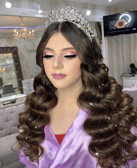 Quince Hair And Makeup, Peinados De Quinceanera Suelto, Quince Hairstyles Down, 15 Hair Quinceanera, Quinceañera Aesthetic, Hair Styles For Quinceañera, Quinceanera Hairstyles All Down, Pink Quince Makeup, Quinceañera Makeup Ideas