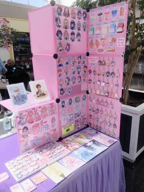 Acrylic Charm Display, Convention Display Booth, Convention Stand Ideas, Artist Ally Booth, Artist Alley Ideas, Sticker Booth Display, Artist Alley Setup, Anime Convention Booth, Art Booth Display Ideas