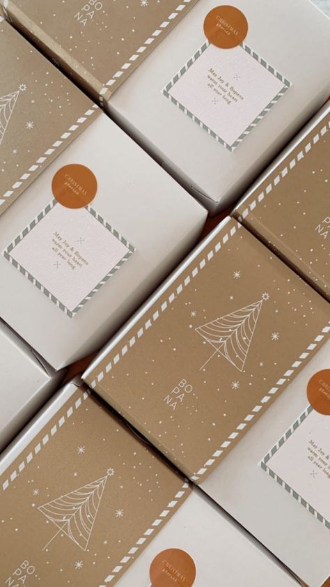 Christmas Packaging Aesthetic, Toffee Gift Packaging, Neutral Christmas Presents, Christmas Hampers Packaging Ideas, Christmas Hampers Packaging, Christmas Box Packaging, Christmas Packaging Ideas, Holiday Packaging Ideas, Xmas Hampers