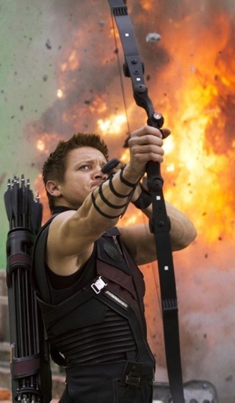 Jeremy Renner as Hawkeye in The Avengers. Mode Indie, Hawkeye Clint Barton, Jeremy Renner Hawkeye, Thor X Loki, Marvel Cartoons, Marvel Multiverse, Batman Begins, Clint Barton, Dc Movies