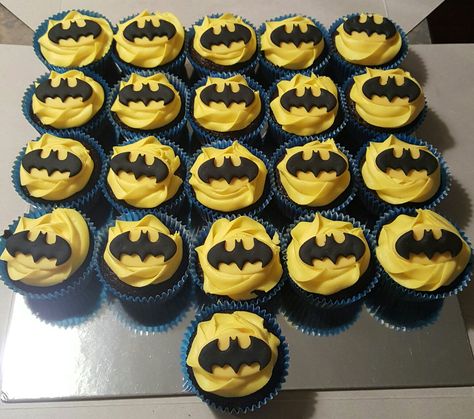 Batman Birthday Cupcakes, Batman Cakesicles, Batman Desserts, Batman Cupcakes Ideas, Batman Cupcake Cake, Batman Food, Dc Cake, Joker Cake, Batman Themed Birthday Party