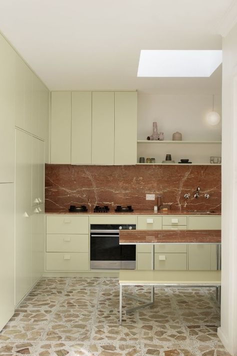 The style of the Sixties revives in a Melbourne apartment - Domus Walk Up Apartment, Melbourne Apartment, Terrazzo Flooring, 아파트 인테리어, White Kitchen Cabinets, The Design Files, Kitchen Inspo, Interior Design Trends, 인테리어 디자인