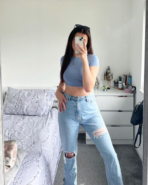 Missguided. Pretty little thing. Blue outfit. Blue T-shirt crop top. Light blue denim mom jeans. Spring outfit. Summer outfit. Cute and causal. Light Blue Ripped Jeans Outfit, Light Blue Crop Top Outfit, Blue Ripped Jeans Outfit, Blue Crop Top Outfit, Light Blue Ripped Jeans, Boyfriend Jeans Outfit, Light Blue Crop Top, Denim Jeans Outfit, Crop Top With Jeans