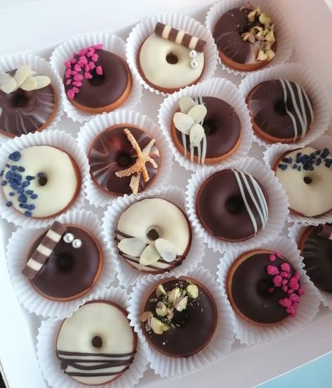 Mini Donut Presentation, Tiramisu Design Ideas, Mini Donut Design Ideas, Mini Donut Design, Mini Donut Decorating Ideas, Mini Donut Recipes, Donut Decorating Ideas, Fancy Donuts, Elegant Cookies