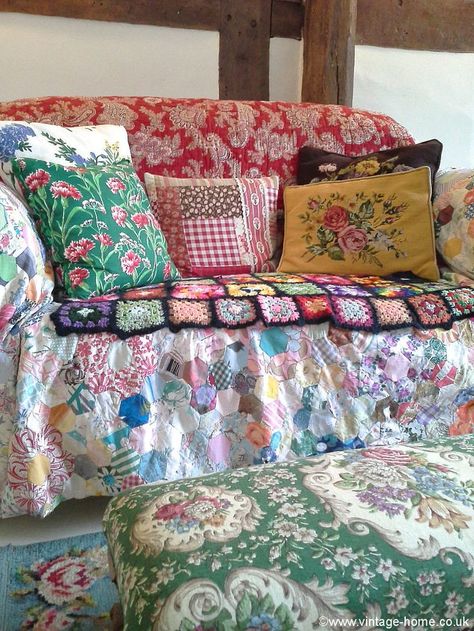 Vintage Home : Photo Eclectic English Cottage, Blanket On Sofa, Cottage Sofa, Granny Chic Decor, Cottage Cozy, French Quilt, Wool Crochet, Country Chic Cottage, Red French