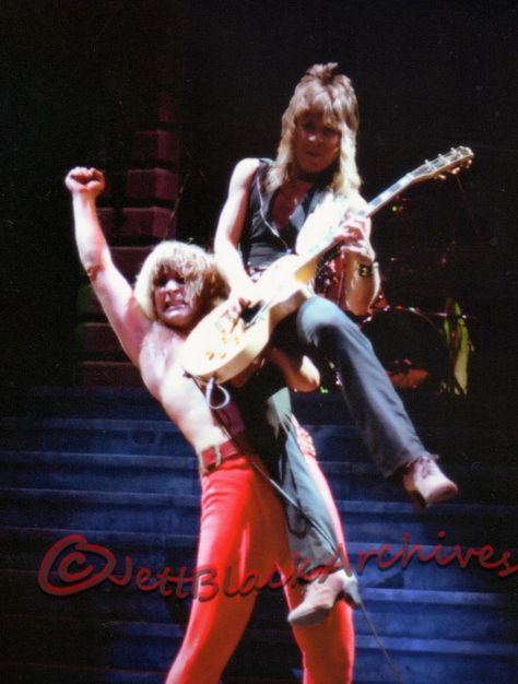 Randy Rhoads and Ozzy Osbourne......... Ozzy Osbourne Albums, Ozzy Osbourne Concert, Diary Of A Madman, Best Guitar Players, Heavy Metal Rock, Celebrities Humor, Heavy Metal Music, Guitar Hero, Best Rock