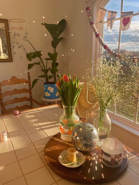 Flowers On Dining Table, Window Corner Decor, Dining Table Apartment, Table Apartment, Work Corner, Window Corner, Cozy Eclectic, Summer Room, Cream Living Rooms