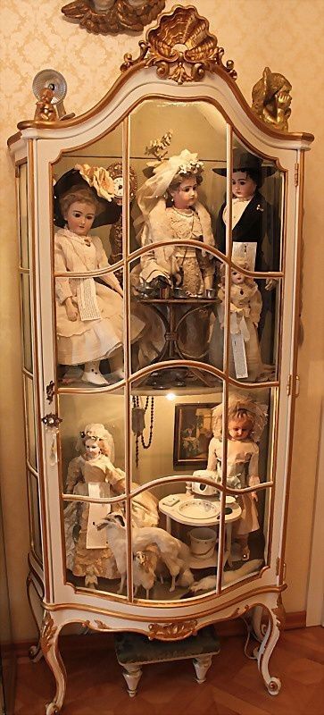 Vintage Toy Display, Dolls Display, Victorian Toys, Vintage Pram, Куклы American Girl, Doll Museum, Antique Porcelain Dolls, Doll Room, Dream Craft Room