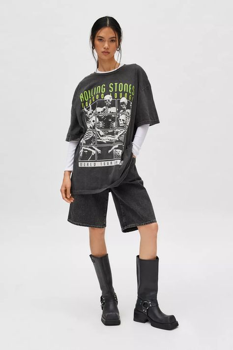 Oversized Band Shirt Outfit, Layered Tshirt Outfits Grunge, Rock Graphic Tees, Vintage Graphic Tees Outfits, Band Tee Outfits, Graphic Tshirt Outfit, Oversized Band Tee, Grunge Western, Rolling Stones Shirt