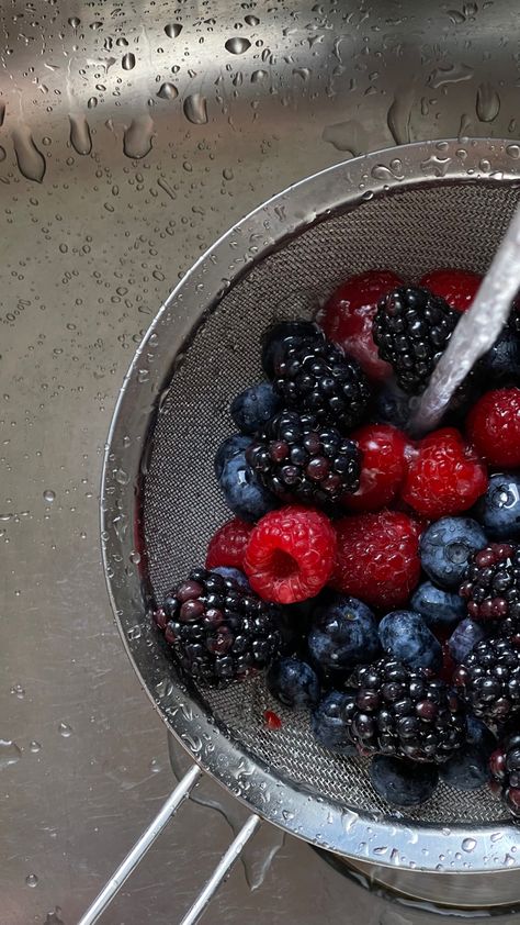 Berries Aesthetic, Country Vibe, Dark Summer, Summer Berries, Summer Inspo, Wild Berry, Summer Aesthetic, Tea Time, Food Ideas