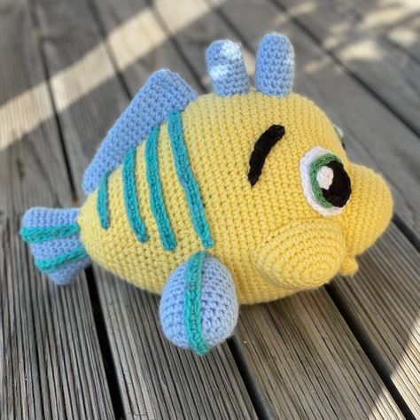 Little Mermaid Crochet, Crochet Fish Patterns, Bobble Crochet, Crochet Fish, Crochet Disney, Crochet Knit Stitches, Crochet Bee, Fish Pattern, Rainbow Crochet