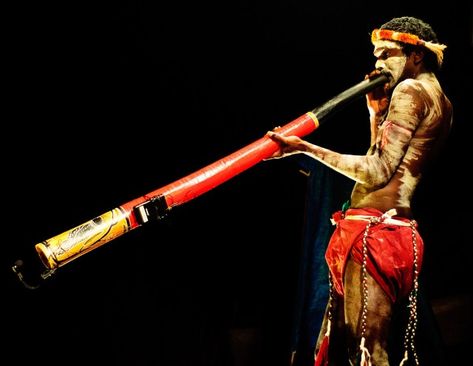 aboriginal-didgeridoo-player Didgeridoo, Modern Music, Sound Healing, How To Be Likeable, World Music, Aboriginal Art, Lifestyle Magazine, Music Bands, Musical Instruments