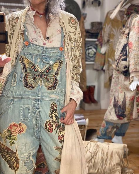 T&T Specialty Boutique | Studio Karoline Sophie on Instagram: "We’ve got the goods 💕✨ The new MP butterfly 🦋appliqué overalls are 🙀☄️☄️☄️👏🏼👏🏼 Message for photos/ videos/details we ship Wearing with Ricrac floral print shirt and O’Leary embroidered coat in Swedish white Loveeeeeeee" Embellished Overalls, Butterfly Overalls, Decorated Overalls, Custom Overalls, Overalls Embroidered, Painted Overalls, Embroidered Overalls, Boho Chic Accessories, Jeans Ideas