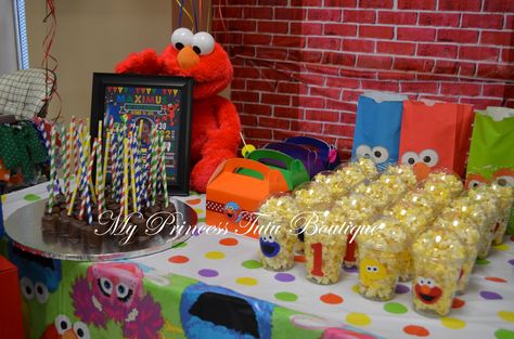 Chocolate covered marshmallows, popcorn cups, Sesame Street birthday party, Sesame street centerpiece, Elmo birthday party ideas Elmo Sweet Table Ideas, Sesame Street Treat Table Ideas, Sesame Street Treats Dessert Tables, Elmo Birthday Party Ideas, Sesame Street Centerpiece, Sesame Street Birthday Party Ideas Boy, Blaze And The Monster Machines Party, Bert Ernie, Covered Marshmallows