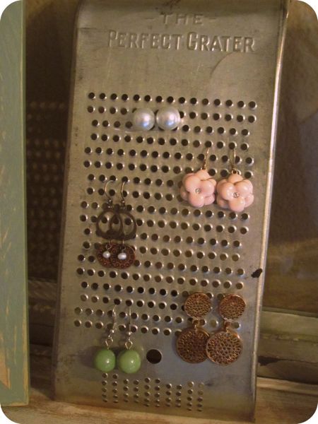 Hold Earrings, Earring Holder Stand, Diy Earring Holder, Rustic Jewelry Display, Planner Vintage, Diy Storage Rack, Upcycled Vintage Jewelry, Bought A House, Upcycle Ideas