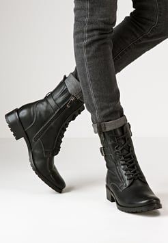 Lace Up Black Boots, Lace Up Boots Black, Black Lace Up Ankle Boots Outfit, Black Lace Up Boots Outfit, Lace Up Boots Outfit, Lace Boots Outfit, Lace Up Boot Outfit, Galaxy Converse, Combat Boot Outfit