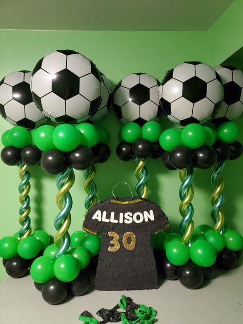 Soccer decorations Soccer Decorations, Sport Birthday, Soccer Birthday Parties, Soccer Birthday, Soccer Party, Balloon Party, Baby Shawer, Sports Birthday, Senior Night