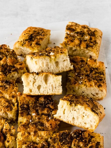 this easy, no-knead focaccia bread gets a fun makeover with a heavy seasoning of za'atar spices. a few ingredients and a little time makes the best focaccia Zaatar Bread Recipe, Snake Recipe, Zatar Recipes, Arabic Breakfast, Foccacia Bread, Dinner Party Dishes, Cheap Vegan, Focaccia Recipe, Za Atar