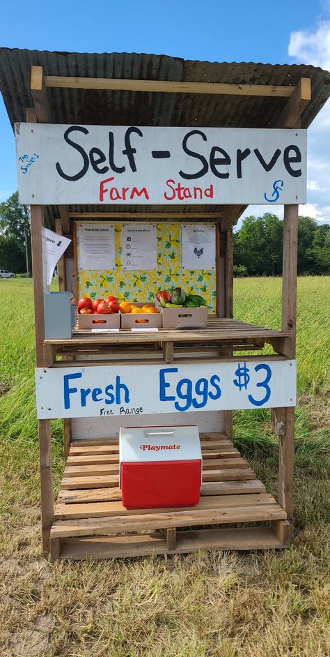 Farm Stand From Pallets, Farm Produce Stand, Farm Egg Stand, Roadside Farm Stand, Farm Market Ideas, Selling Eggs, Roadside Stand, Farmers Market Stand, Farmers Market Display