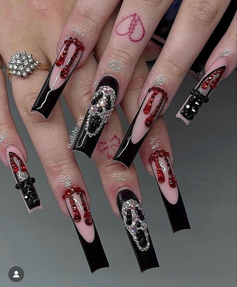 Halloween Stilleto Nail Designs, Horror Acrylic Nails, Red And Black Halloween Nails Acrylic, Acrylic Nails Ghostface, Scary Movie Nails Acrylic, Horror Stilleto Nails, It Nails, Horror Themed Acrylic Nails, Scary Halloween Nails Design