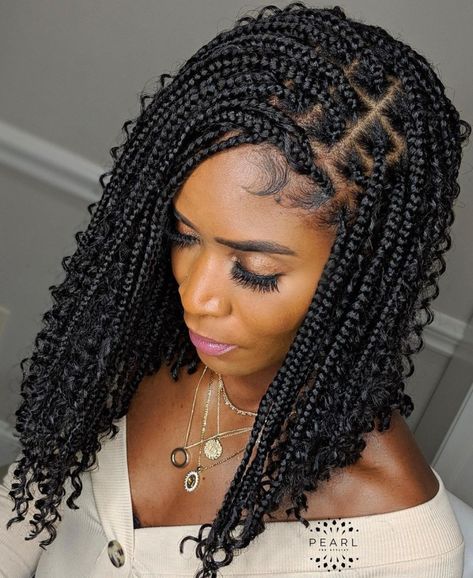 Knotless Box Braids with Curls Zigzag Braids, Hot Head, Colored Box Braids, Bob Braids Hairstyles, Dunner Wordend Haar, Cornrow Braids, Short Box Braids Hairstyles, Short Box Braids, Colored Braids