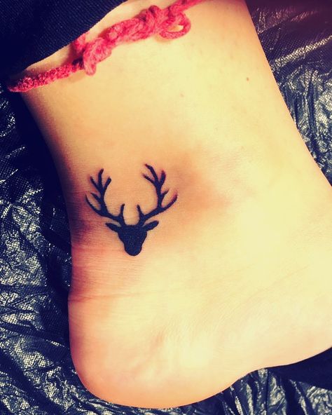 Mini Hirsch Tattoo. Zeigt Weiblichkeit, stolz und Kraft & für mich persönlich meine Herkunft: der Schwarzwald! Panama Tattoo, Hirsch Tattoo Frau, Deer Tattoo Designs, Couples Tattoo, Couples Tattoo Designs, Deer Tattoo, Dad Tattoos, Tattoo Cover-up, Couple Tattoos