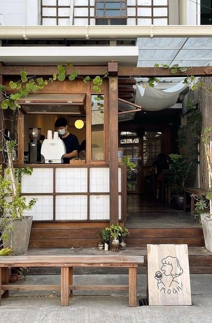 Japanese Coffee Shop, Vintage Coffee Shops, Coffee House Design, Coffee Shop Concept, Cafe Exterior, Small Cafe Design, Japanese Style House, Coffee Shop Interior Design, Cafe Shop Design