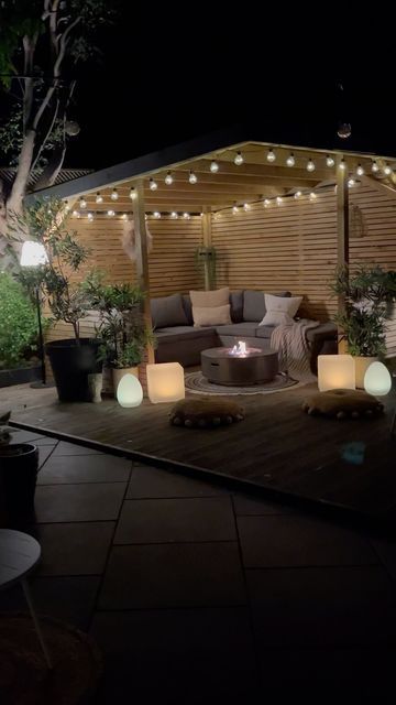 Garden L Shaped Seating, Small Garden Design With Pergola, Pergola Built In Seating, Outdoor Pagoda Ideas, Backyard Corner Pergola Ideas, Pogola Garden Pergolas, Garden Snug Ideas, Love Island Garden Ideas, Garden Pergola Ideas With Roof