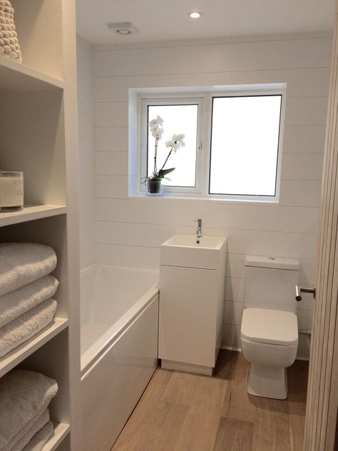 Light oak flooring in modern white bathroom #homedecor #flooring Timber Floor Bathroom, White Bathroom Wood Floor, Oak Floor Bathroom, Simple White Bathroom, Bathroom Wooden Floor, Bathroom Wood Floor, White Washroom, Small Toilets, Mountain Bathroom