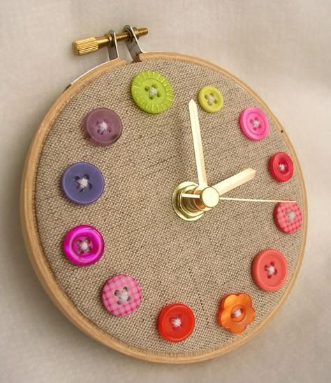 Diy Buttons, My Sewing Room, Diy Clock, Sewing Rooms, Button Art, Button Crafts, Crafty Craft, Hoop Art, Sewing Room